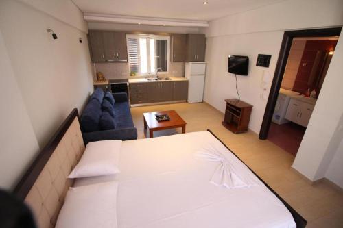 Il comprend un salon avec un lit blanc et une cuisine. dans l'établissement Apartments and Studios ARDIAN-MANDI, à Saranda