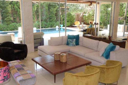 sala de estar con sofá blanco y mesa en The Peaceful Villa en Herzelia 