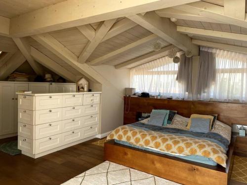 1 dormitorio con 1 cama grande y vestidores blancos en The Peaceful Villa en Herzelia 