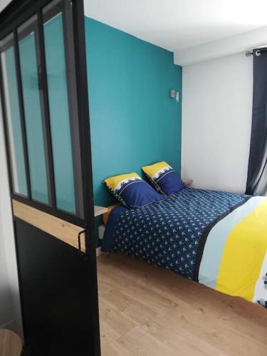 - une chambre avec des lits superposés aux murs bleus dans l'établissement Le charmant port de Morlaix à votre porte !, à Morlaix