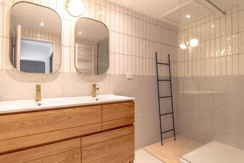 y baño con lavabo, 2 espejos y ducha. en La Villa les lauriers, 150 m de la mer, Grimaud, golfe de St Tropez, en Grimaud