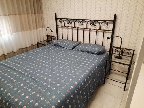 uma cama com um cobertor azul e almofadas em Casa oteiza em Villarcayo de Merindad de Castilla la Vieja
