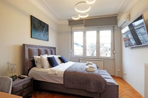 La Petite Boheme Apartment tesisinde bir odada yatak veya yataklar