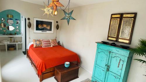 1 dormitorio con 1 cama y armario azul en Qasabah Majorelle, en Saint-Gilles-les-Bains