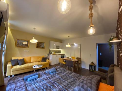 Il comprend un salon avec un lit et un canapé. dans l'établissement Skenderija-Cityscape apartments, à Sarajevo