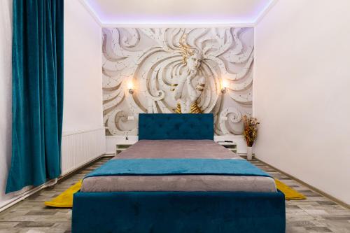 een slaapkamer met een blauw bed voor een muur bij Joy City Stay Pacha in Timişoara