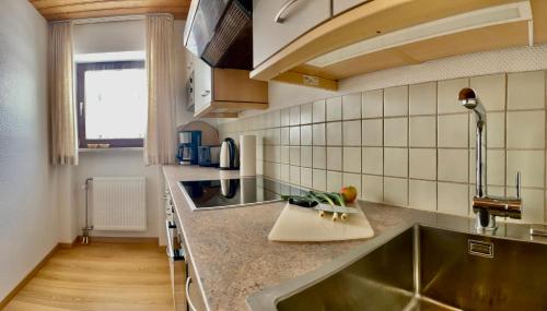 eine Küche mit einer Spüle und einer Arbeitsplatte in der Unterkunft Ferienwohnung Gästehaus Am Buchenbichl in Schönau am Königssee