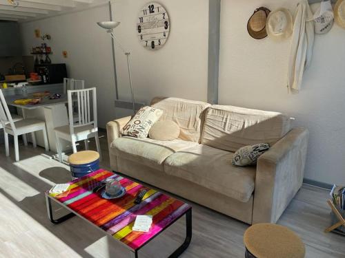 salon z kanapą i stołem w obiekcie Maison de vacances Biscarrosse Lac w mieście Biscarrosse