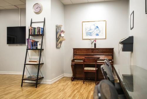 オスロにあるコクス ペンジョナットのピアノ付きの部屋