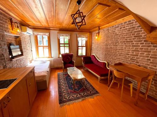 ein Wohnzimmer mit Sofa und Ziegelwand in der Unterkunft Authentic Turkish Home Family Room in Istanbul
