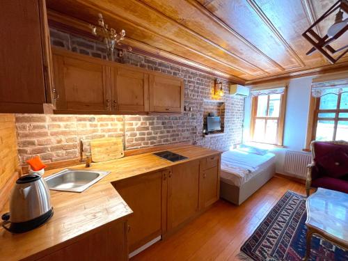 eine Küche mit einem Waschbecken und ein Bett in einem Zimmer in der Unterkunft Authentic Turkish Home Family Room in Istanbul