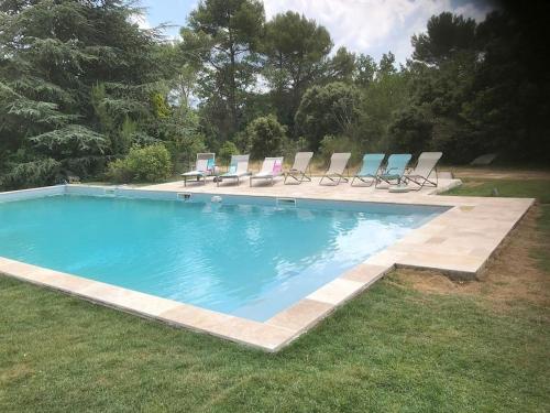 - une piscine entourée de chaises longues dans la pelouse dans l'établissement Le domaine de Gaïa, à Aix-en-Provence