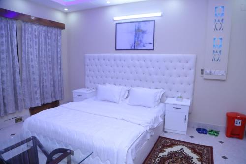 Een bed of bedden in een kamer bij White House Resort