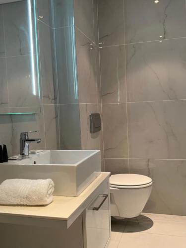 een badkamer met een wastafel en een toilet bij Beacon Rock Apartment 208 in Durban