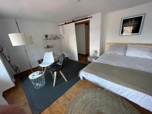 um quarto com uma cama, uma mesa e uma cadeira em Singular apartamento en Elantxobe Urdaibai em Elanchove