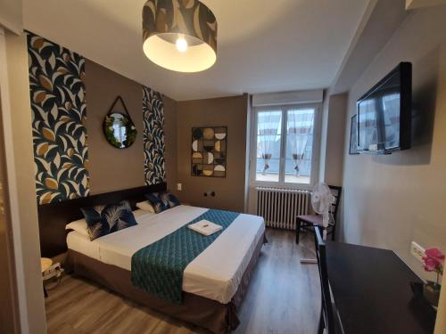 Ένα ή περισσότερα κρεβάτια σε δωμάτιο στο Hotel Saint François Précigné Soirée étape sur demande Proche Sablé-sur-Sarthe
