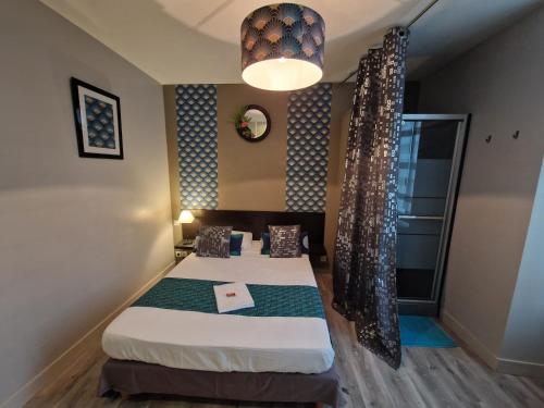 Ένα ή περισσότερα κρεβάτια σε δωμάτιο στο Hotel Saint François Précigné Soirée étape sur demande Proche Sablé-sur-Sarthe