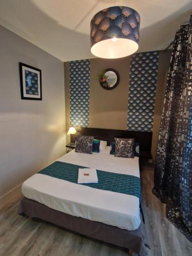 Ένα ή περισσότερα κρεβάτια σε δωμάτιο στο Hotel Saint François Précigné Soirée étape sur demande Proche Sablé-sur-Sarthe