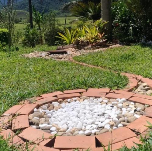 Κήπος έξω από το Sítio com piscina, na estrada de Aldeia Velha e rio a frente da porteira