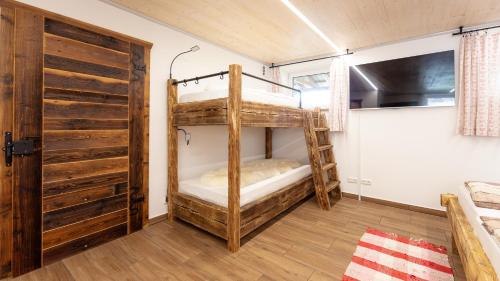 Biohof Abraham - Hofkäserei tesisinde bir ranza yatağı veya ranza yatakları