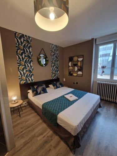 1 dormitorio con cama grande y ventana grande en Hotel Saint François Précigné Soirée étape sur demande Proche Sablé-sur-Sarthe en Précigné
