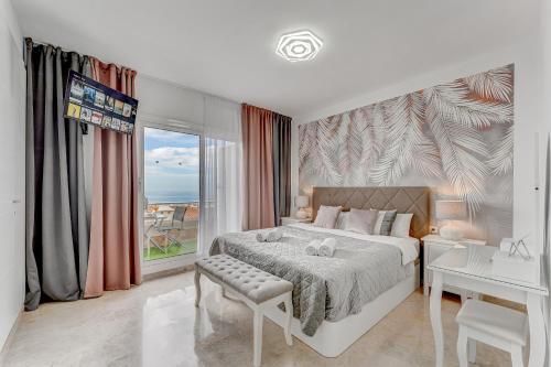 1 dormitorio con cama, escritorio y ventana en Luxury Holiday House Tenerife en Puerto de Santiago