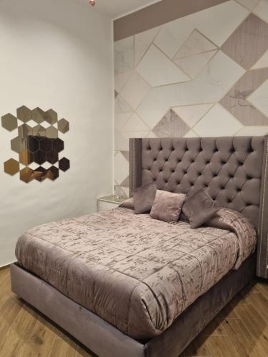 PETRAMARE Charming House في ساليرنو: غرفة نوم بسرير كبير مع اللوح الأمامي كبير