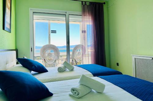 two beds in a room with a view of the ocean at BOOK RITS SALOU in Salou