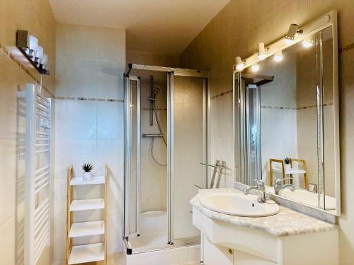 a bathroom with a sink and a shower at BOOK RITS SALOU in Salou