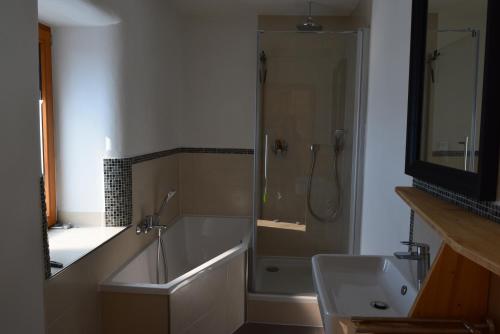 y baño con bañera, ducha y lavamanos. en Bioferienhaus Westerwald, en Sankt Katharinen