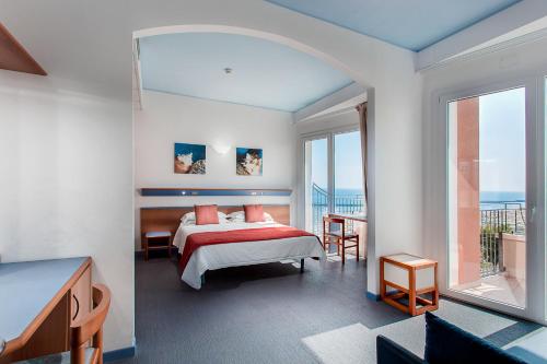 Cette chambre d'hôtel comprend un lit et un balcon. dans l'établissement El Cid Campeador, à Rimini