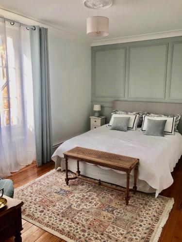 une chambre avec un grand lit et un tapis dans l'établissement Maison du 7, à Saint-Ouen-en-Belin