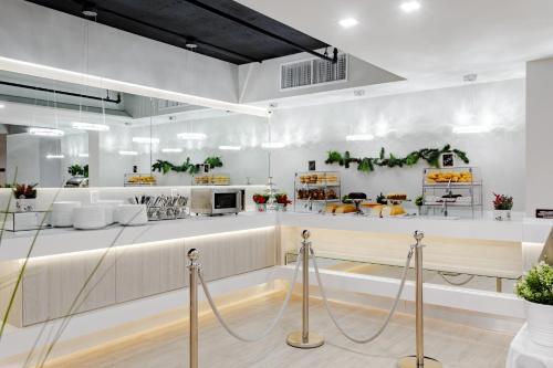 a store with a counter in a room at Palazzo Lakeside Hotel in Kissimmee