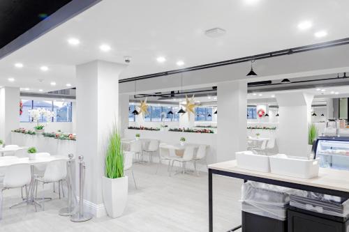 a rendering of a restaurant with white tables and chairs at Palazzo Lakeside Hotel in Kissimmee