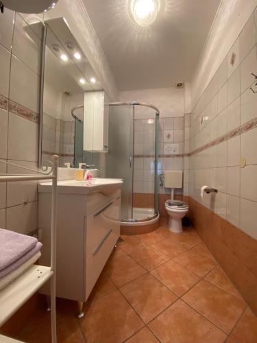 W łazience znajduje się prysznic, umywalka i toaleta. w obiekcie Apartments Luna w mieście Pag