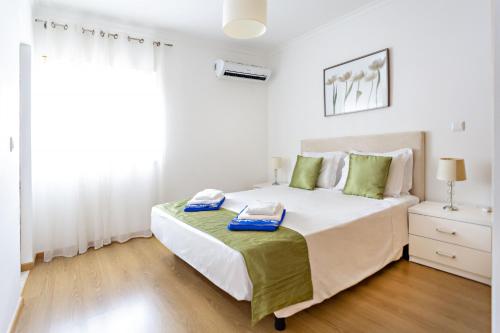 Säng eller sängar i ett rum på Gardénia Apartment