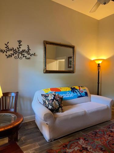 sala de estar con sofá blanco y espejo en Private Entrance Cozy Room at Heart of Chattanooga, en Chattanooga