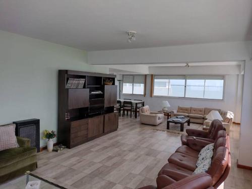 sala de estar amplia con sofá y TV en Hermoso Departamento al Mar - Solo Familias -USD 150 x noche -Blue- en Mar del Plata