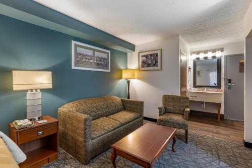 Χώρος καθιστικού στο Quality Inn Austintown-Youngstown West