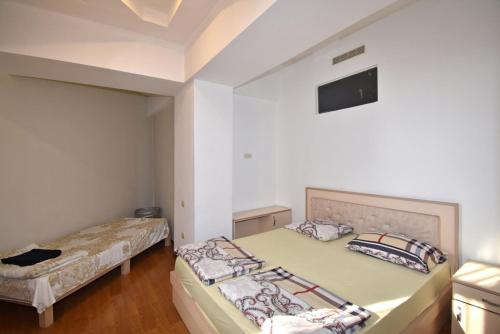 Postel nebo postele na pokoji v ubytování Abovyan Street 16, Apartment No 24
