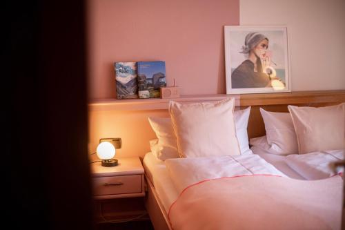 a bedroom with two beds and a lamp on a table at DAS SCHÖNE LEBEN Pop-Up Hotel in Hornberg