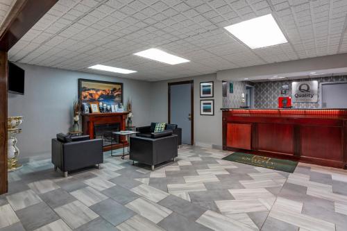 Χώρος καθιστικού στο Quality Inn Austintown-Youngstown West