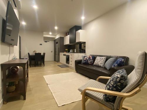 Μια τηλεόραση ή/και κέντρο ψυχαγωγίας στο Furnished 2 BR/2 Baths apartment at MCity Clayton