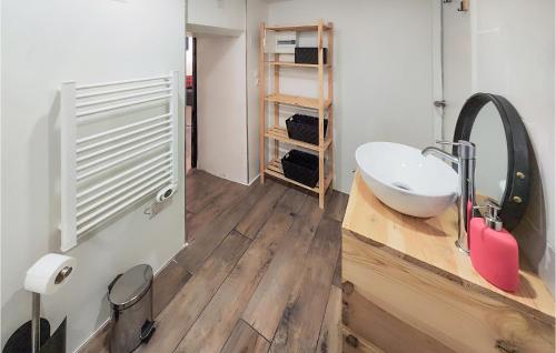 ein Bad mit einem Waschbecken und einem Spiegel in der Unterkunft Beautiful Apartment In Bessan With Wifi in Bessan