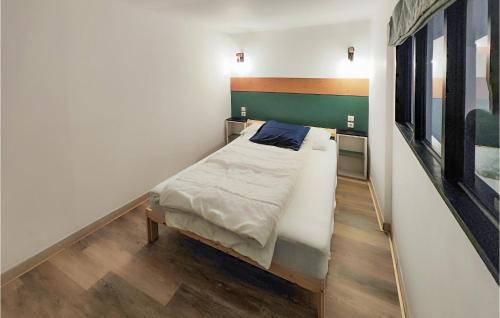 ein kleines Schlafzimmer mit einem Bett in einem Zimmer in der Unterkunft Beautiful Apartment In Bessan With Wifi in Bessan