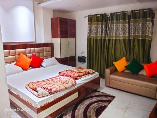 - une chambre avec un lit et un canapé dans l'établissement Kartar Yatri Niwas, à Kanpur