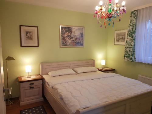 una camera da letto con un letto grande con due comodini di Villa Seefisch, Wohnung 4 mit Terrasse a Göhren