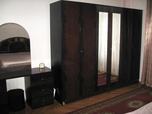1 dormitorio con cama, tocador y espejo en Apartment on Tumanyan, en Ereván