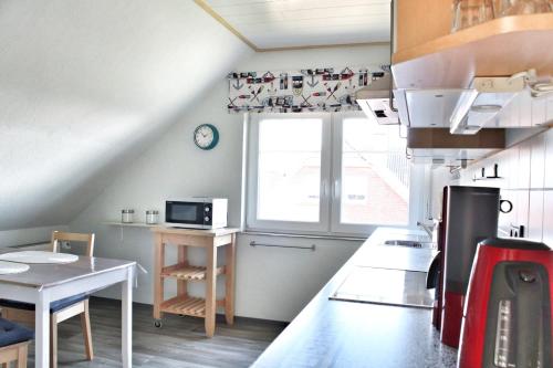 Η κουζίνα ή μικρή κουζίνα στο Nordsee Anker Unsere moderne 87 qm Ferienwohnung mit zwei Schlafzimmer in Norden Ortsteil Ostermarsch