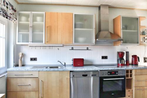 Η κουζίνα ή μικρή κουζίνα στο Nordsee Anker Unsere moderne 87 qm Ferienwohnung mit zwei Schlafzimmer in Norden Ortsteil Ostermarsch